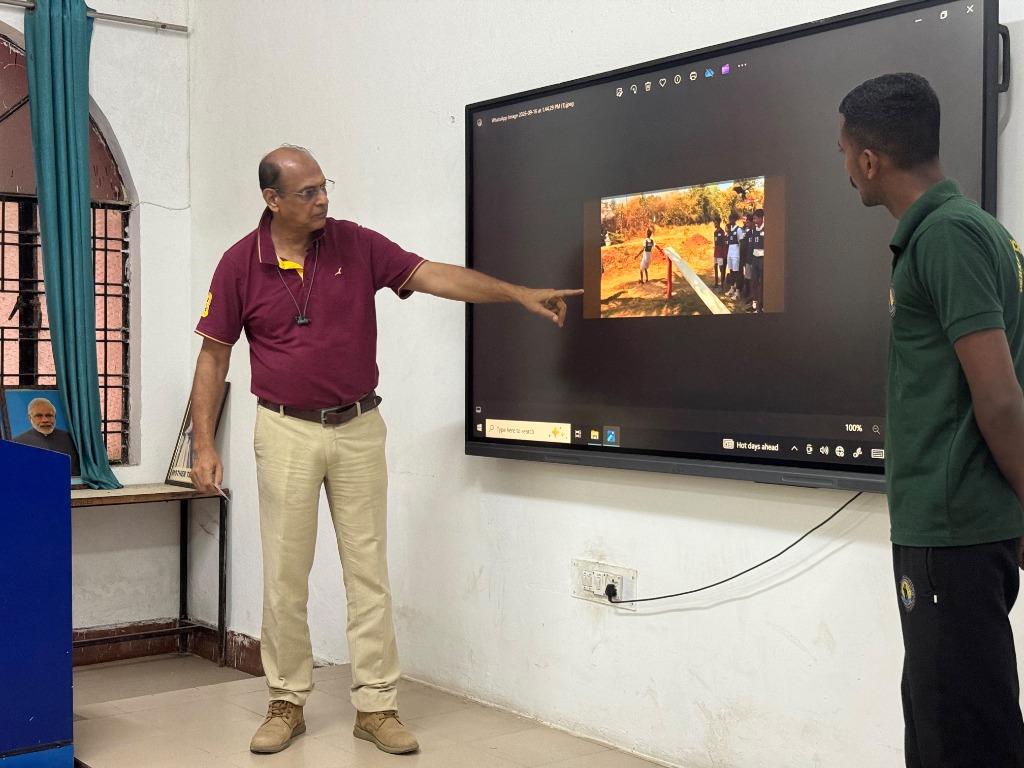 SSB GTO Obstacle Course Strategy Session on Interactive Smart Panel with Defence Instructor
